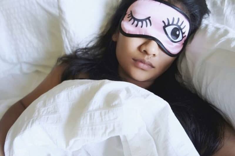 How to sleep using an eye mask on